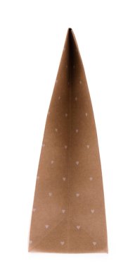 Beyaz arka planda kalp izi olan hediye paketi