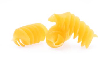 Beyaz arka planda izole edilmiş İtalyan makarnası