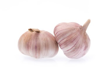 Beyaz arkaplanda sarımsak izole edilmiş.