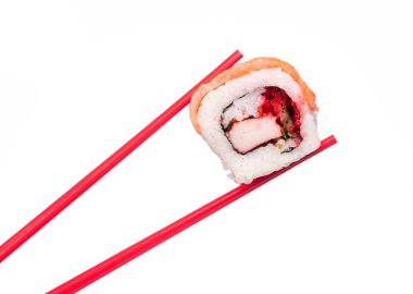 Beyaz arka planda taze suşi somonu var.