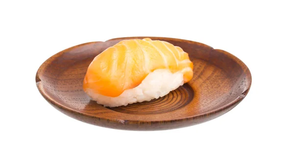 新鲜寿司放在木制盘子上 白色背景隔离 — 图库照片