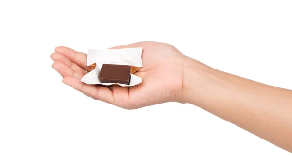 Χέρι Κρατώντας Σοκολάτα Μπαρ Απομονώνονται Λευκό Φόντο — Φωτογραφία Αρχείου