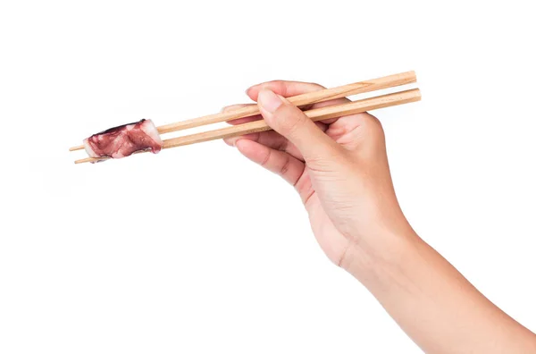 手持筷子 吃孤立在白色背景下的章鱼触角 — 图库照片