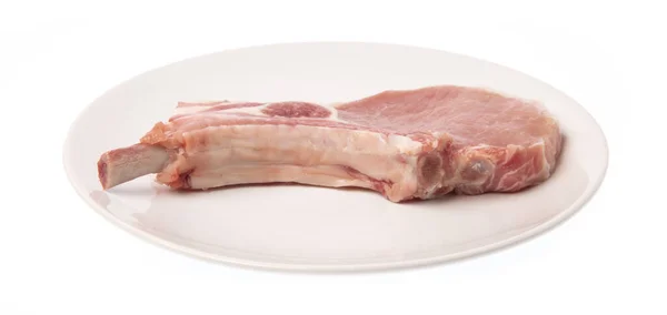 Rohe Schweinekoteletts Auf Teller Isoliert Auf Weißem Hintergrund — Stockfoto