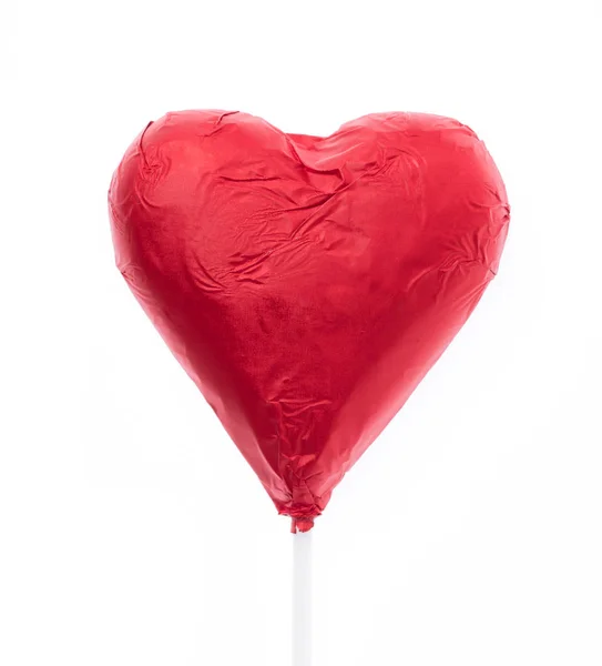 Chocolates Forma Corazón Envueltos Lámina Roja Aislada Sobre Fondo Blanco — Foto de Stock