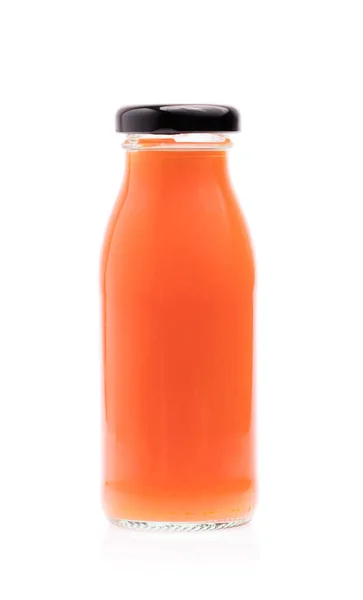 白い背景に単離されたジュースの新鮮なニンジンボトル — ストック写真
