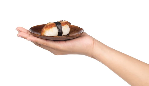 手拿着新鲜寿司放在木制盘子上 与白色背景隔离 — 图库照片