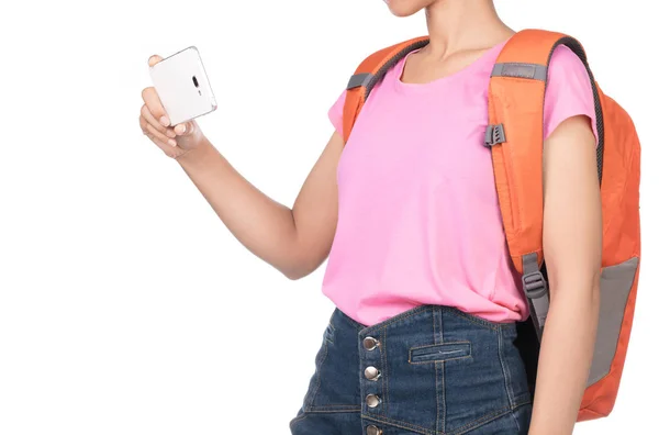穿着空白粉色T恤 牛仔裤和背包的女人用白色背景隔离的手机 — 图库照片