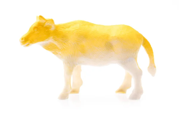 小牛犊塑料玩具 供在白色背景上隔离的儿童使用 — 图库照片