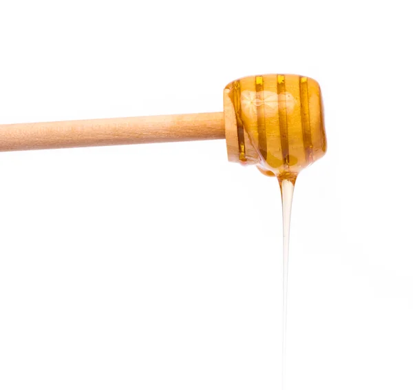 Μέλι Στάζει Από Μια Κουτάλα Ξύλινη Μέλι Που Απομονώνονται Λευκό — Φωτογραφία Αρχείου