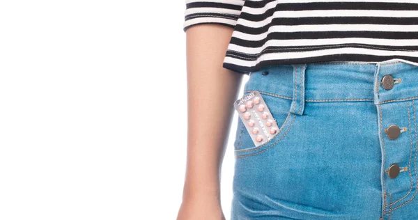 蓝色牛仔裤口袋里的避孕药 白色背景隔离 — 图库照片