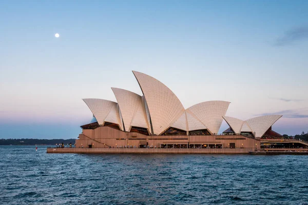 Sydney, Avustralya - 23 10 2018: Opera binasının arkasından ay yükseliyor — Stok fotoğraf