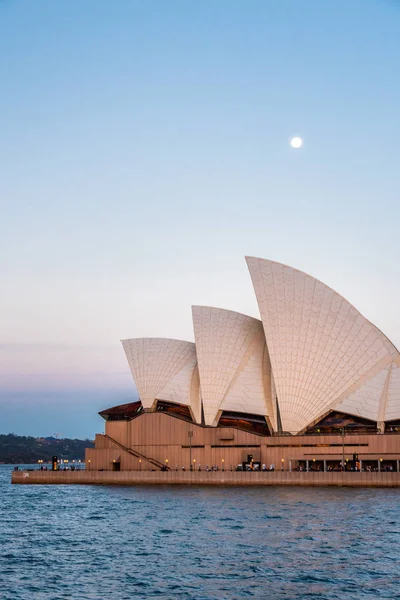 Sydney, Australia - 23 10 2018: Księżyc wschodzący za Operą — Zdjęcie stockowe