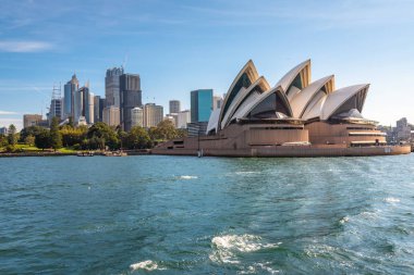 Sydney, Avustralya - 22 10 2018: Güneşli bir günde Opera Binası ve Cbd