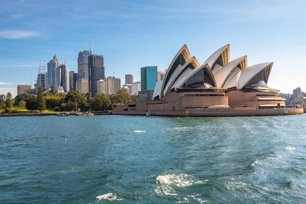 Sydney, Australia - 22 10 2018: Opera i Cbd w słoneczny dzień — Zdjęcie stockowe