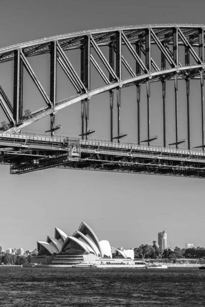 Sydney, Australia, 22 10 2018: Ponte sul porto e Opera House BN — Foto Stock