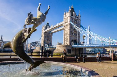 Tower Köprüsü ve güneşli Londra 'da yunus çeşmeli kız.