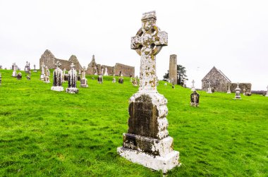 Tipik haçlara sahip olan Klonmakgürültü manastırı, İrlanda