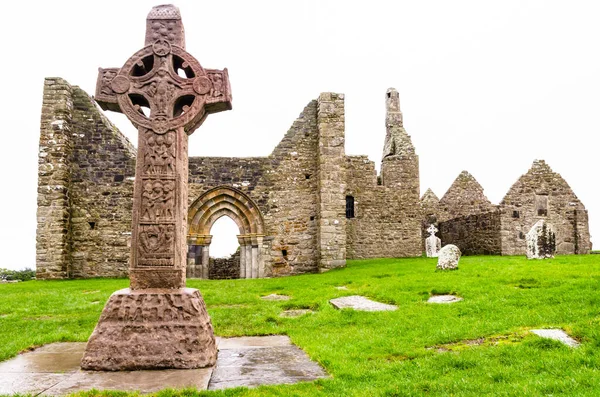 The monastic city of Clonmacnoise with the typical crosses, Ireland — Stock Photo, Image