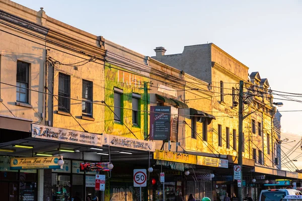 Sydney, Austrália - 27 de outubro de 2018: Luz do pôr-do-sol nos edifícios de Newtown — Fotografia de Stock
