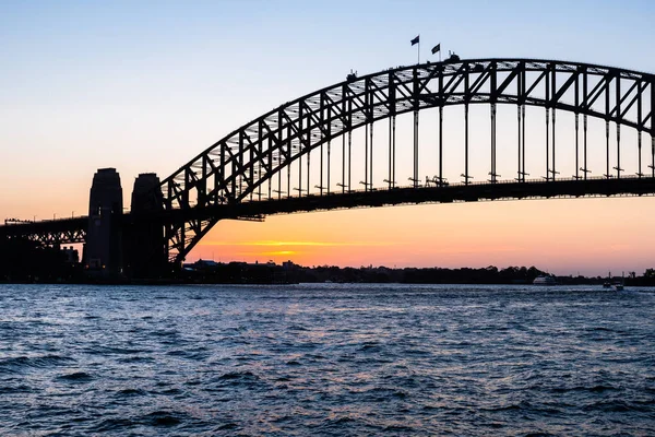 Rétroéclairage de Harbour Bridge au coucher du soleil, Sydney — Photo
