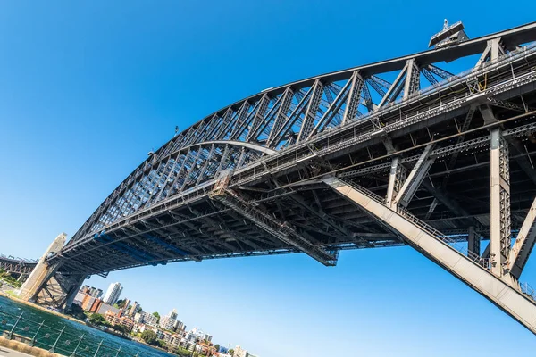 Vue à angle bas du pont Harbour par une journée ensoleillée. Sydney, Australie — Photo
