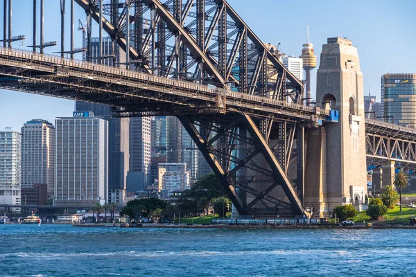 View of Harbour Bridge and the CBD in a sunny day. Sydney, Australia — ストック写真