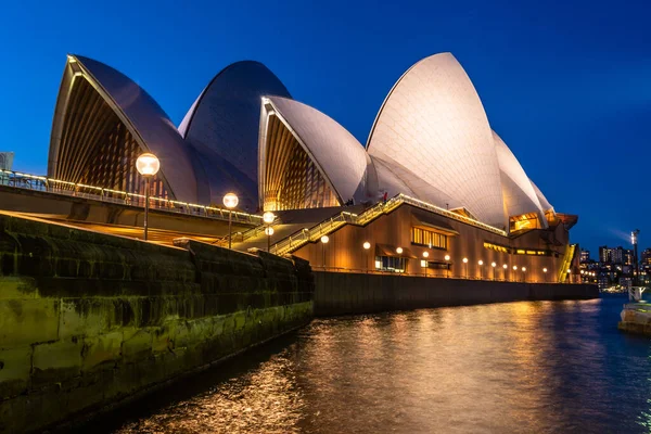 Sydney, Australia - 25 10 2018: Opera oświetlona w nocy — Zdjęcie stockowe