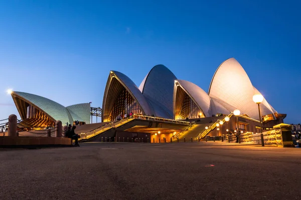 Sydney, Australien - 25 10 2018: Operahuset upplyst på natten — Stockfoto