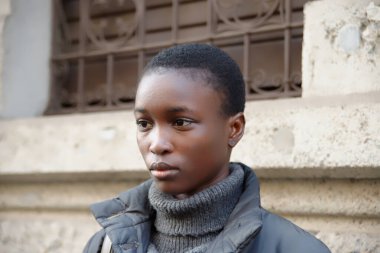 Şubat 2020 'de Milano Moda Haftası sırasında sokakta manken