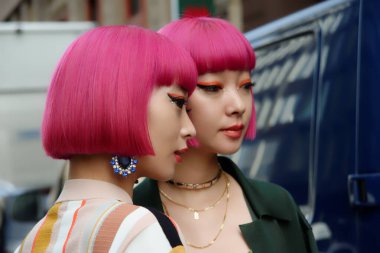 Ami ve Aya Milano Moda Haftasında 2020 Şubatında
