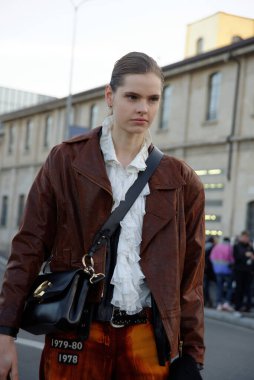 Şubat 2020 'de Milano Moda Haftasındaki Moda Gösterisinden Sonra Model