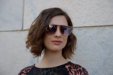 Şubat 2020 'de moda haftası boyunca Milano sokaklarında halk figürü