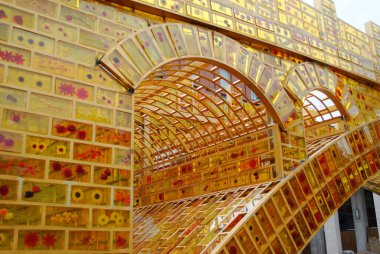 Milan 'daki Triennale Altın Köprüsü 2015 etkileyici Çin operası. Köprü 28 metre uzunluğunda, 6 metre yüksekliğinde, 4 metre genişliğinde ve 10.000 altın tuğladan oluşuyor.. 