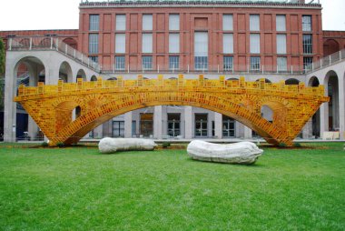 Milan 'daki Triennale Altın Köprüsü 2015 etkileyici Çin operası. Köprü 28 metre uzunluğunda, 6 metre yüksekliğinde, 4 metre genişliğinde ve 10.000 altın tuğladan oluşuyor.. 