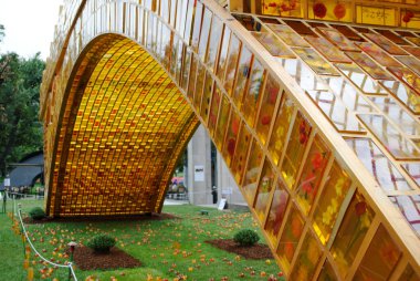 Milan 'daki Triennale Altın Köprüsü 2015 etkileyici Çin operası. Köprü 28 metre uzunluğunda, 6 metre yüksekliğinde, 4 metre genişliğinde ve 10.000 altın tuğladan oluşuyor.. 