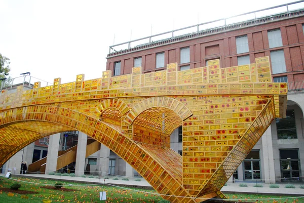 Milan 'daki Triennale Altın Köprüsü 2015 etkileyici Çin operası. Köprü 28 metre uzunluğunda, 6 metre yüksekliğinde, 4 metre genişliğinde ve 10.000 altın tuğladan oluşuyor.. 
