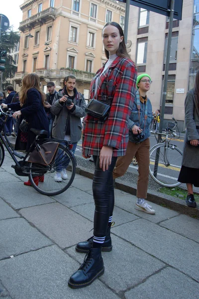 Modelka Pokazie Mody Ulice Podczas Tygodnia Mody Luty 2020 Mediolan — Zdjęcie stockowe