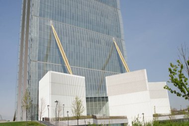 Milano 'da yeni bir yer, Isozaki Kulesi var. 