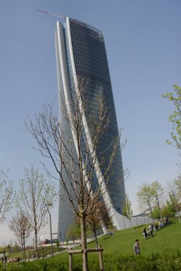Milano 'da yeni bir yer, Isozaki Kulesi ve Hadid Kulesi var.