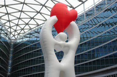 Lombardy Bölgesi 'nin yeni binasının avlusuna Uluslararası Mobilya Kurulumu