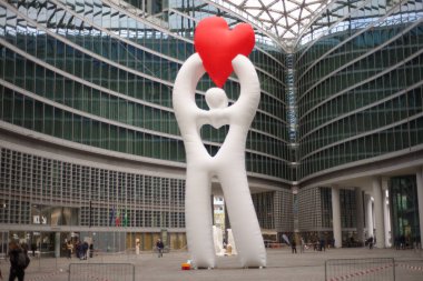 Lombardy Bölgesi 'nin yeni binasının avlusuna Uluslararası Mobilya Kurulumu