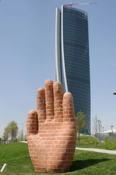 Egy Szobor Egy Helyen Milánóban Ott Van Hadid Tower — Stock Fotó