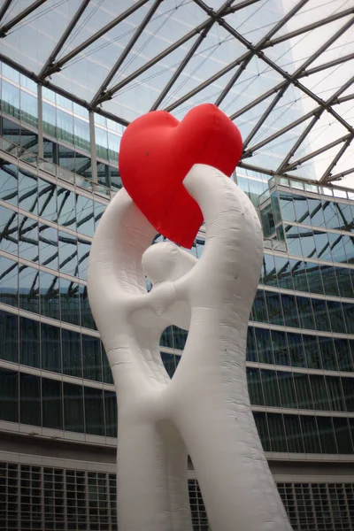 Lombardy Bölgesi 'nin yeni binasının avlusuna Uluslararası Mobilya Kurulumu