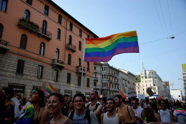 ゲイとレズビアンの世界に捧げミラノで毎年恒例のパレード ミラノプライドウィーク — ストック写真