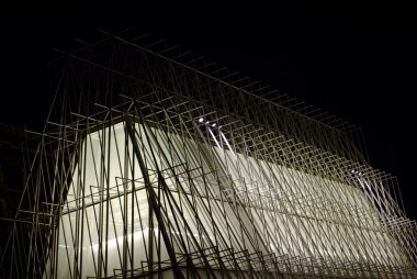 10 Mayıs 2014 Cumartesi günü, Milano 'da iki simetrik çelik ve cam pavyon arasında merkezi bir meydan olan Expo Gate açıldı.