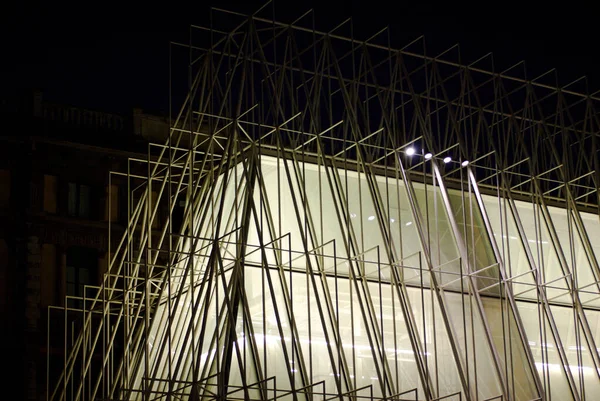 2014 토요일 대칭적 전시관 사이의 광장인 엑스포 게이트가 밀라노 개장되었다 — 스톡 사진