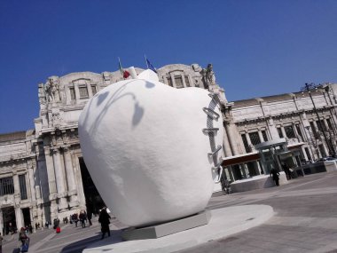 Pirelli gökdeleniyle tren istasyonu arasındaki Elma. Tasarımcı Michelangelo Pistoletto. Bulunduğu yer tam olarak burası..