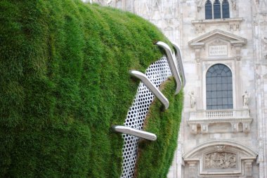 Duomo Katedrali 'nde, Elma. Tasarımcı Michelangelo Pistoletto. Burası 2015 Dünya Fuarı 'nın açılışından önce ilk bulunduğu yer.