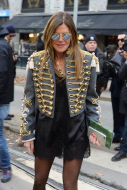 Anna Dello Russo, Milan Moda Haftası 2017 'deki defileden sonra tanınmış biri.